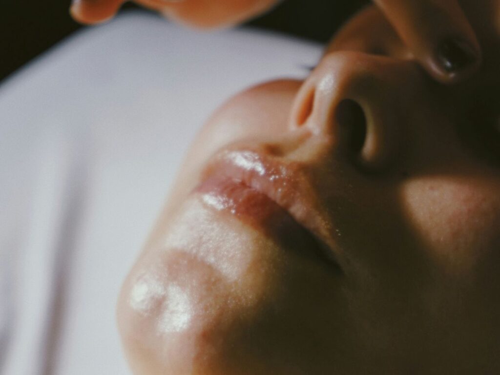 donna riceve un trattamento viso con massaggio