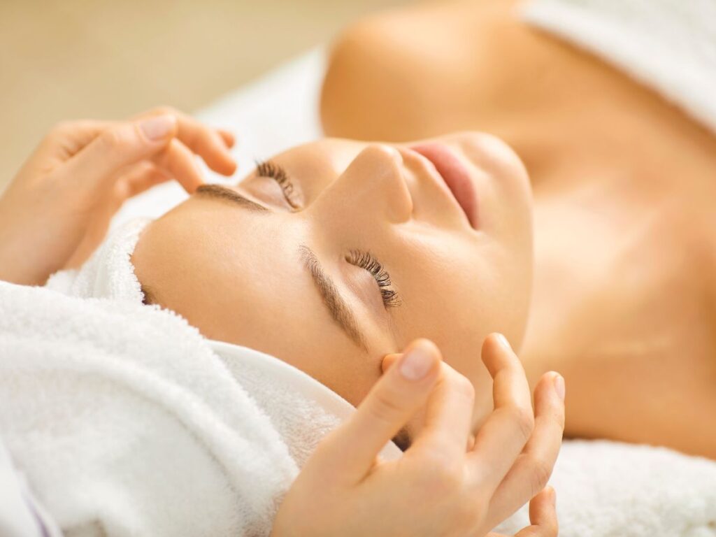 donna riceve un massaggio al viso