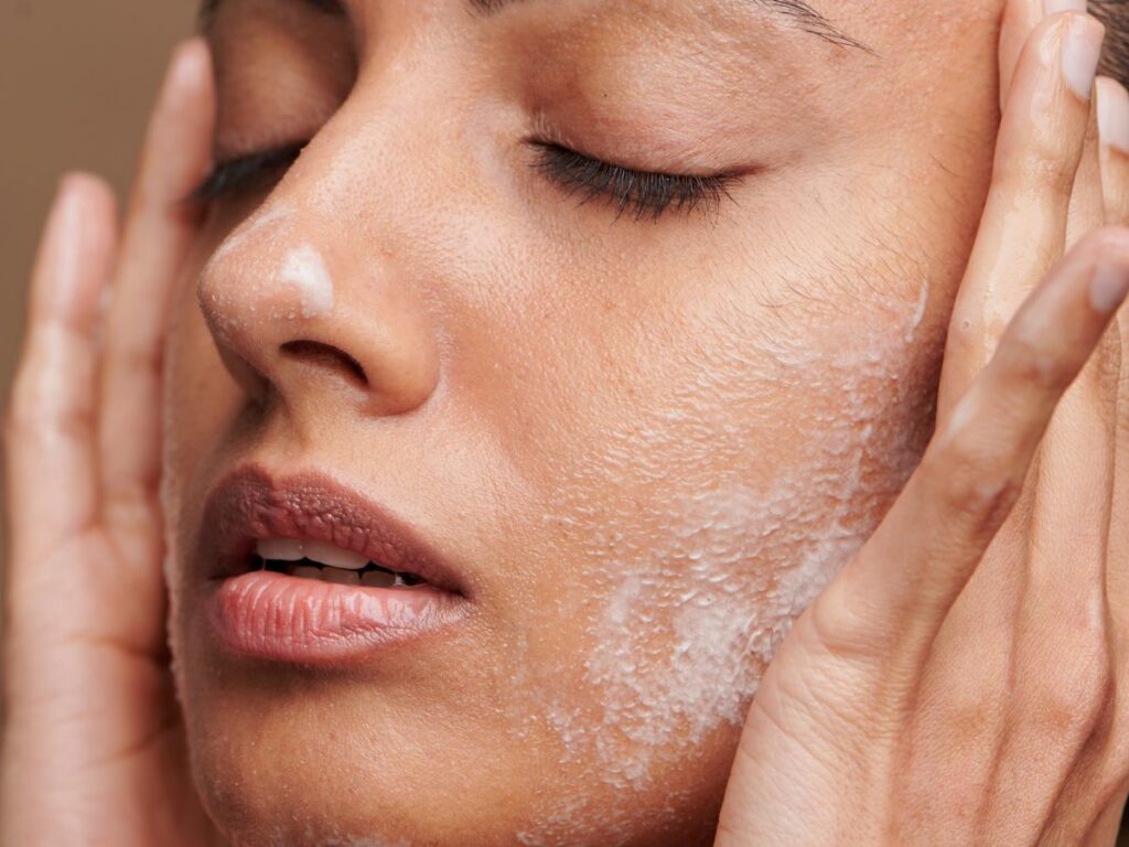 donna fa scrub alla pelle del viso