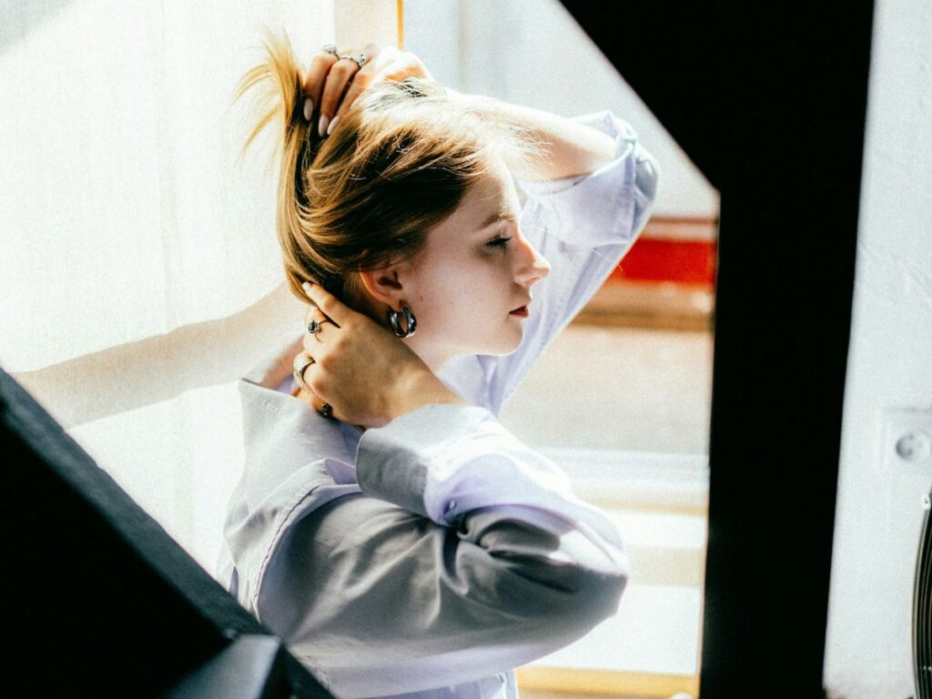donna si massaggia il collo
