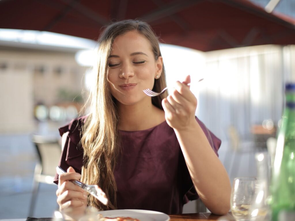 ragazza mangia al ristorante