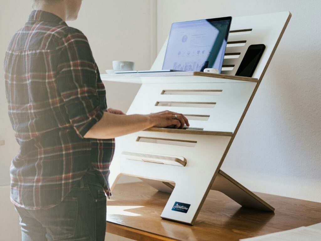 donna lavora al computer su scrivania in piedi