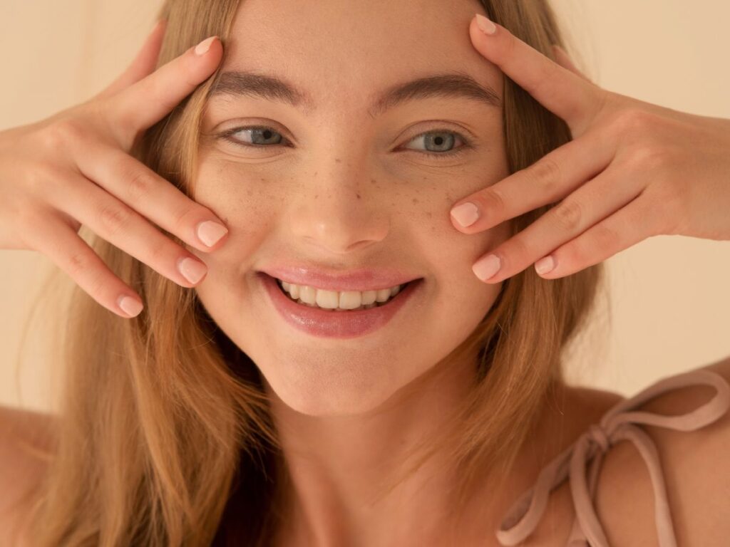 donna fa massaggio viso fai da te