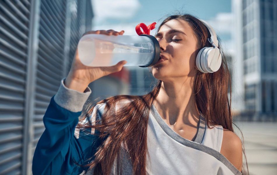 bere molta acqua fa bene