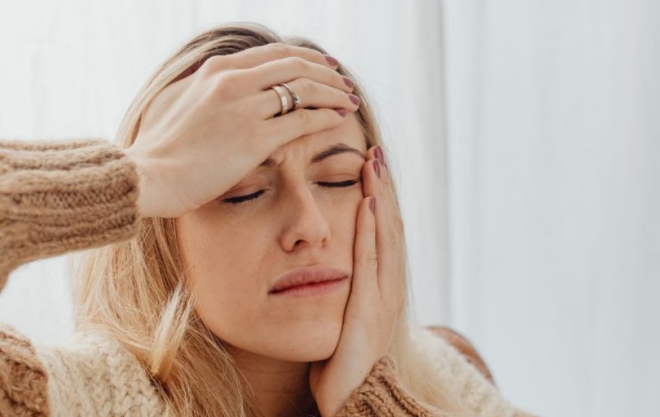 donna soffre di mal di testa da cervicale