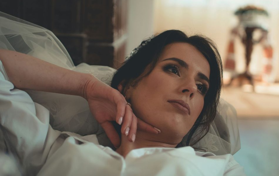 donna sul divano letto